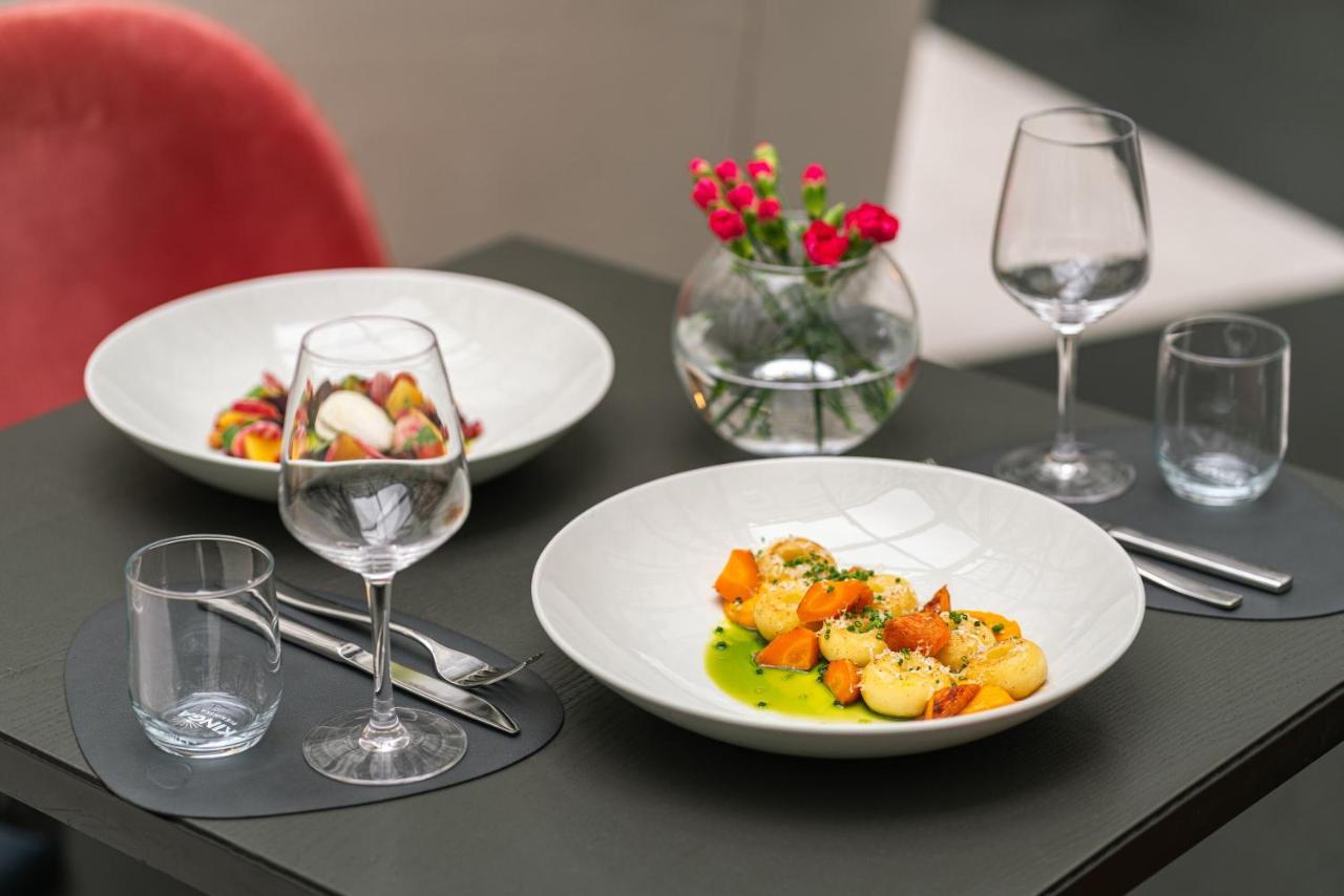 H15 Boutique Hotel, Warsaw, A Member Of Design Hotels Bagian luar foto Dishes at the restaurant