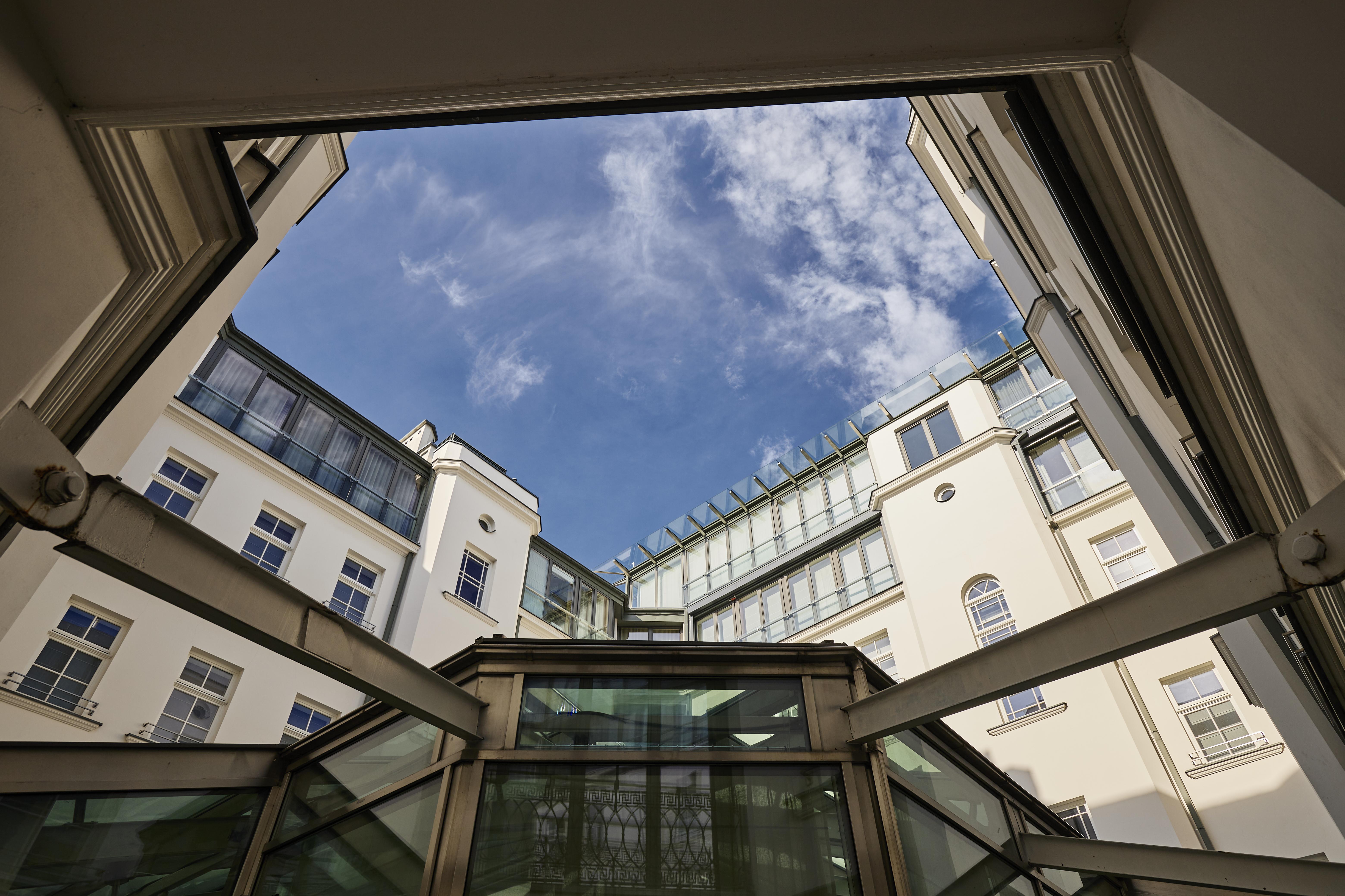 H15 Boutique Hotel, Warsaw, A Member Of Design Hotels Bagian luar foto The courtyard of the Royal Society of Medicine