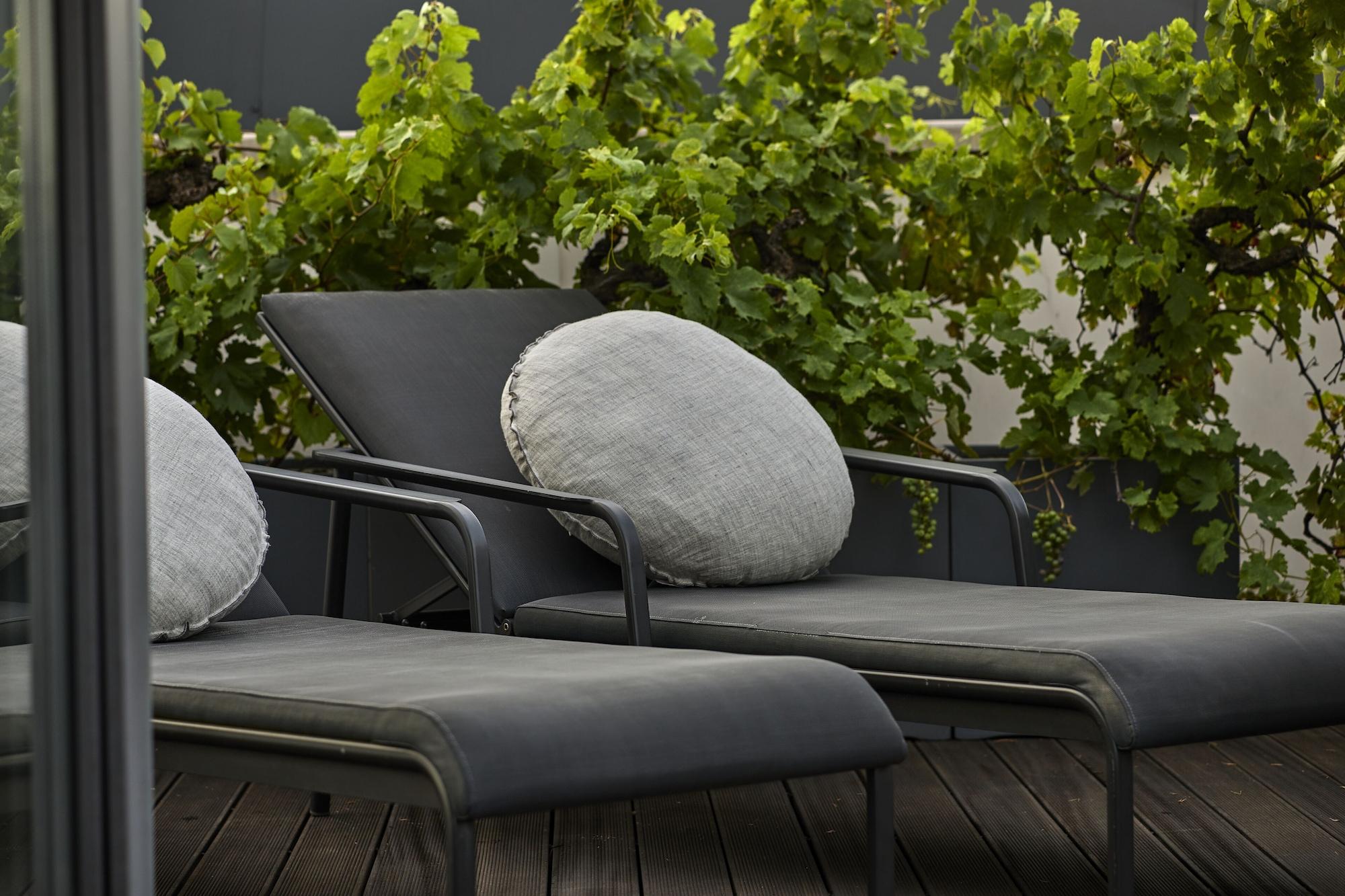 H15 Boutique Hotel, Warsaw, A Member Of Design Hotels Bagian luar foto Vines on a balcony
