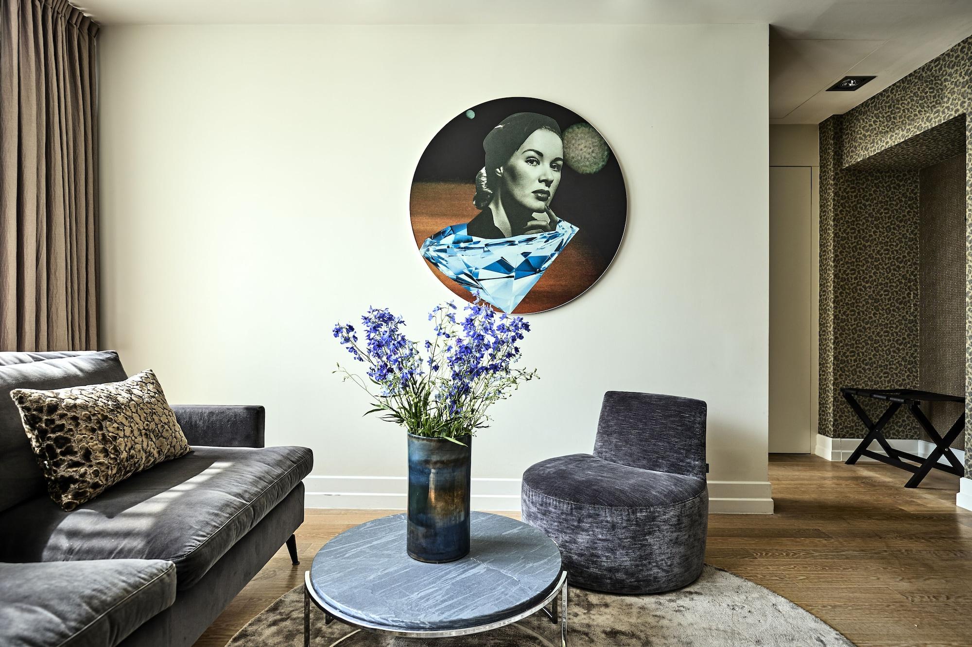 H15 Boutique Hotel, Warsaw, A Member Of Design Hotels Bagian luar foto The painting "The Blue Lady" by artist Mark Foxley