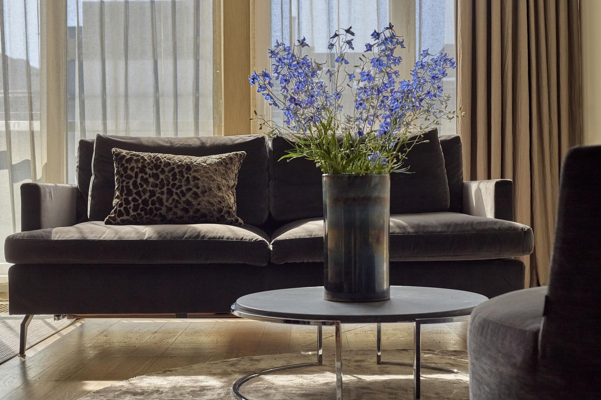 H15 Boutique Hotel, Warsaw, A Member Of Design Hotels Bagian luar foto A living room