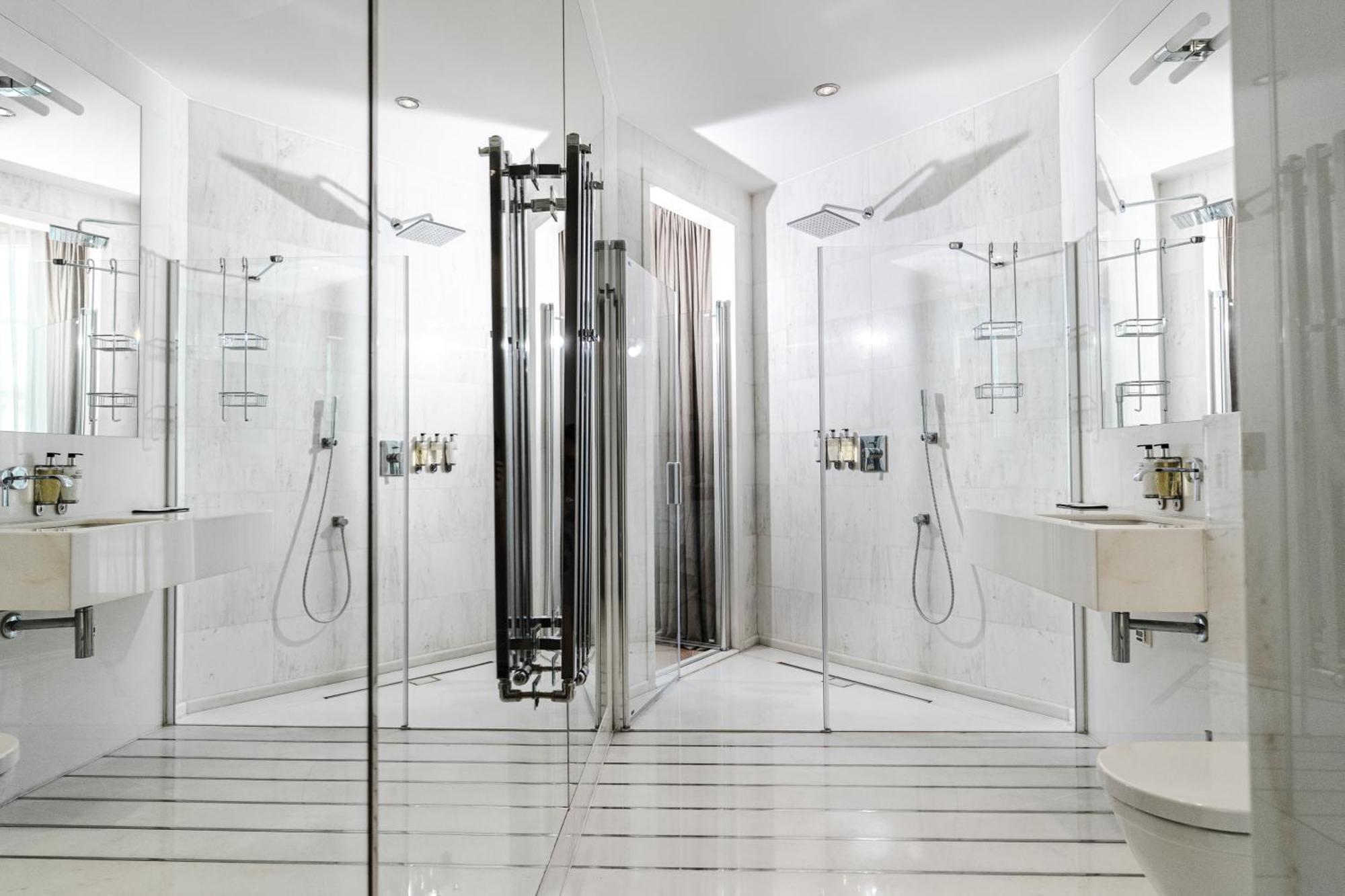 H15 Boutique Hotel, Warsaw, A Member Of Design Hotels Bagian luar foto A shower enclosure