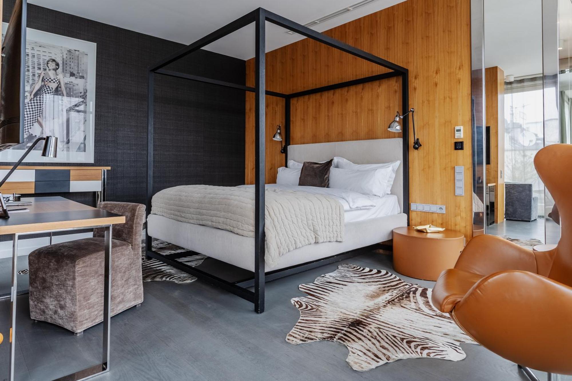 H15 Boutique Hotel, Warsaw, A Member Of Design Hotels Bagian luar foto A bedroom at the hotel