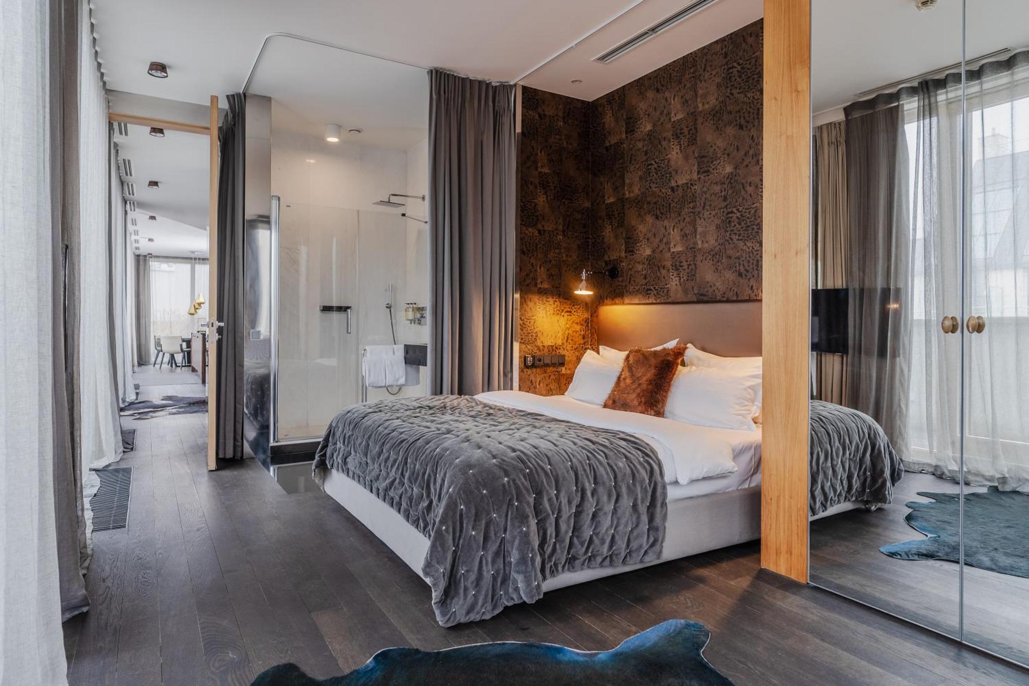 H15 Boutique Hotel, Warsaw, A Member Of Design Hotels Bagian luar foto A bedroom at the hotel